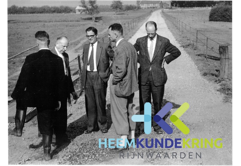 Foto 7. Mannen in overleg
